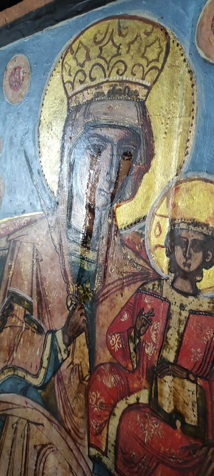 Preot: Icoanele au început să plângă la Florești