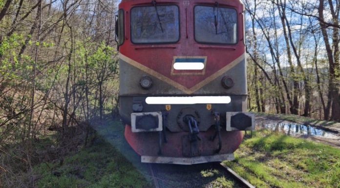 Vâlcea: Locomotiva unui tren plin cu cărbune a deraiat – Tone de motorină s-au scurs în sol