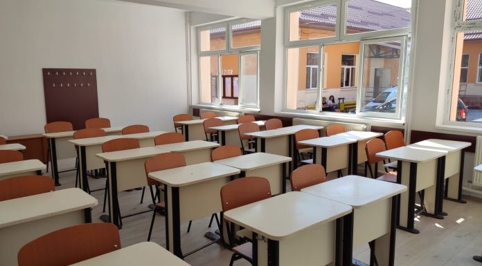 Bani europeni pentru școlile din Târgu-Jiu. Mobilier, echipamente IT şi materiale didactice