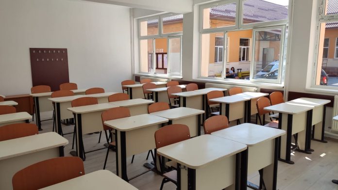 Bani europeni pentru școlile din Târgu-Jiu. Mobilier, echipamente IT şi materiale didactice