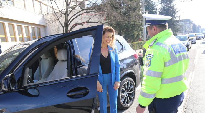 FOTO, Târgu Jiu: Șoferițele au primit flori de la polițiști