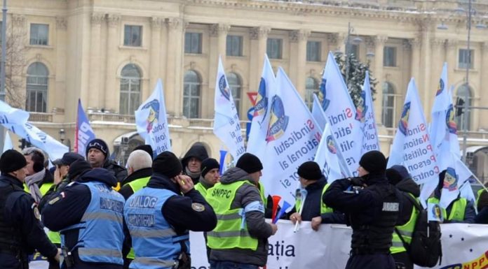 Guvernul, acuzat de furt – Proteste în fața ministerelor