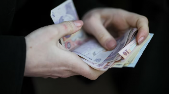 Unele salarii din mediul privat vor crește