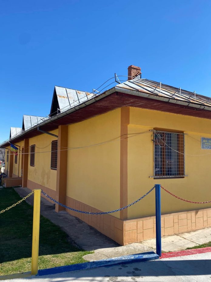 scoala rosia de amaradia