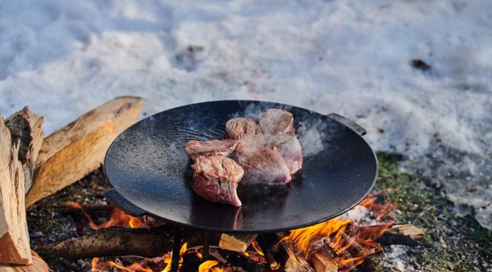 VIDEO: Rețeta săptămânii – Cooking Adventures In The Nature: Mai multe tehnici de gătit pe foc, la zile festive!