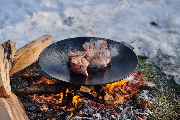 VIDEO: Rețeta săptămânii – Cooking Adventures In The Nature: Mai multe tehnici de gătit pe foc, la zile festive!