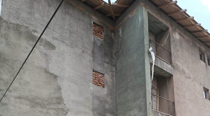 Investiție second-hand: Blocul social din Bumbești Jiu, pentru care s-au plătit 17 miliarde, realizat din materiale refolosite