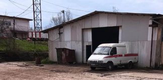 În timp ce mașinile de transport, plătite de CE Oltenia, staționează, minerii de la Rosiuța își duc sculele cu AMBULANȚA