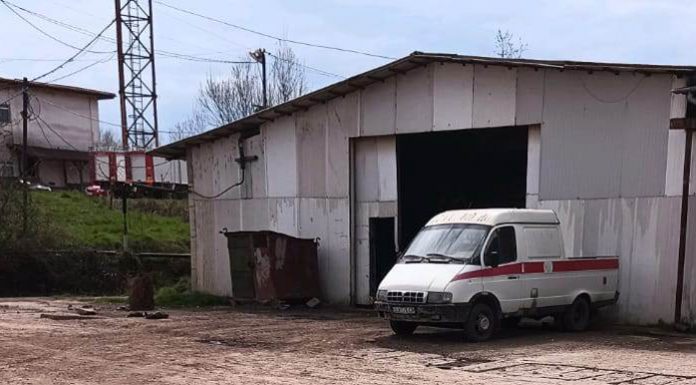 În timp ce mașinile de transport, plătite de CE Oltenia, staționează, minerii de la Rosiuța își duc sculele cu AMBULANȚA