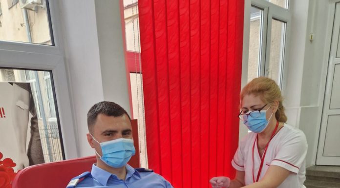 Zeci de jandarmi gorjeni donează sânge