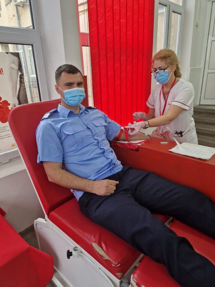 Zeci de jandarmi gorjeni donează sânge