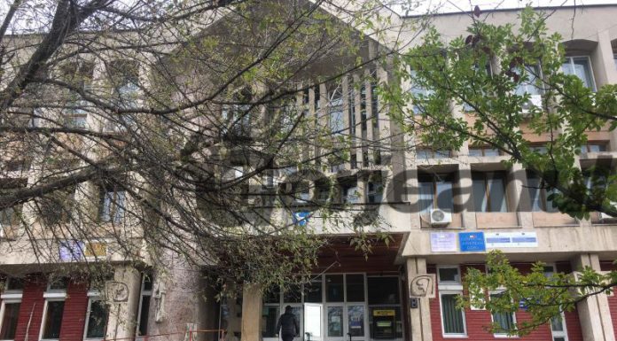 Continuă protestul salariaților Direcției de Statistică Gorj