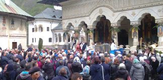 Sărbătoarea «Izvorul Tămăduirii» la Sfânta Lavră Lainici, care a prăznuit-o cu slăvită cinstire pe Maica Domnului! – HRISTOS A ÎNVIAT! ADEVĂRAT A ÎNVIAT! – ,,Maica Domnului a primit de la Dumnezeu toate charismele pe care le revarsă prin icoanele făcătoare de minuni”!