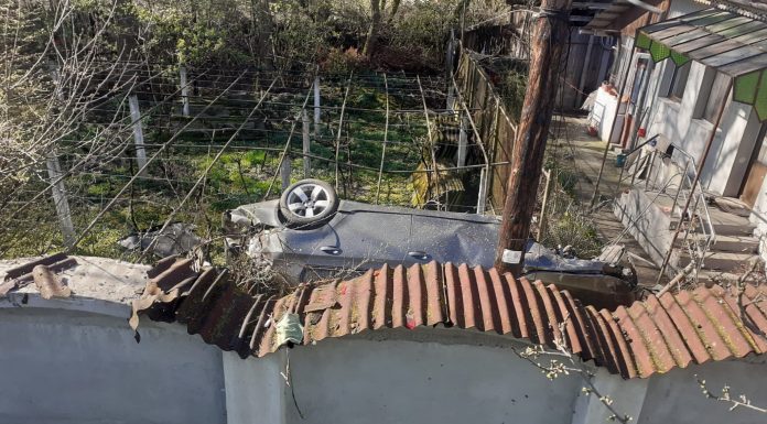 Țicleni: În ce hal și-a distrus mașina un șofer turmentat care fugea de poliție!