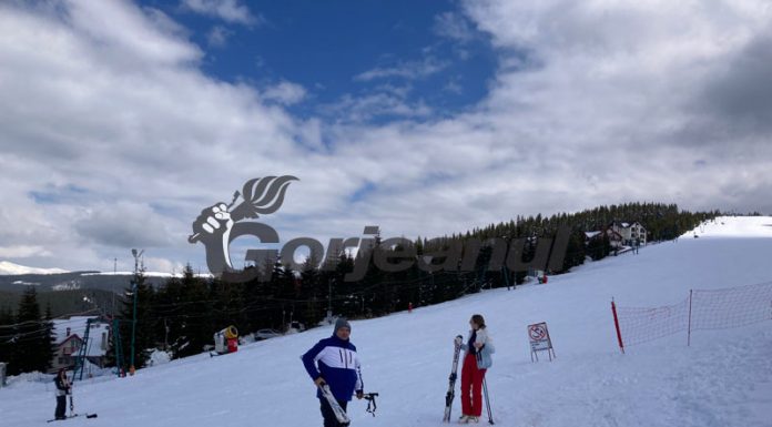 Turiști pe pârtia de la Rânca – „Am închiriat-o pe toată pentru noi!”