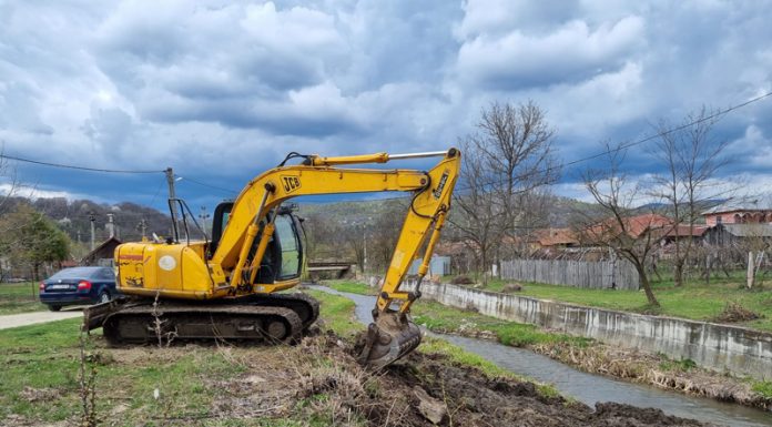 Pârâu decolmatat. Primar: Exista pericol de inundații