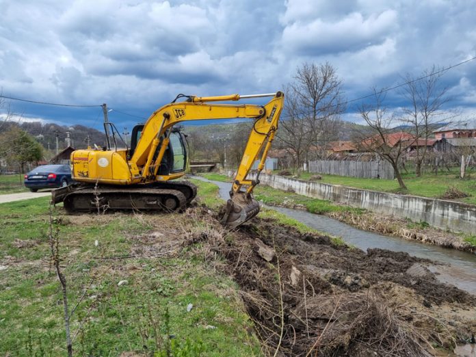 Pârâu decolmatat. Primar: Exista pericol de inundații