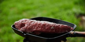 VIDEO: Rețeta săptămânii – Cooking Adventures In The Nature: Mușchi de vită cu legume, gătite pe disc de fontă