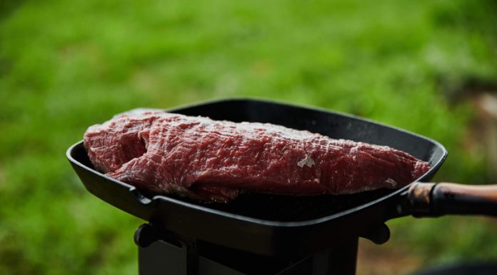 VIDEO: Rețeta săptămânii – Cooking Adventures In The Nature: Mușchi de vită cu legume, gătite pe disc de fontă