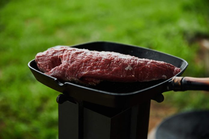 VIDEO: Rețeta săptămânii – Cooking Adventures In The Nature: Mușchi de vită cu legume, gătite pe disc de fontă