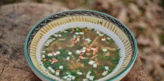 VIDEO: Rețeta săptămânii – Cooking Adventures In The Nature: Supă de pui gătită pe foc!