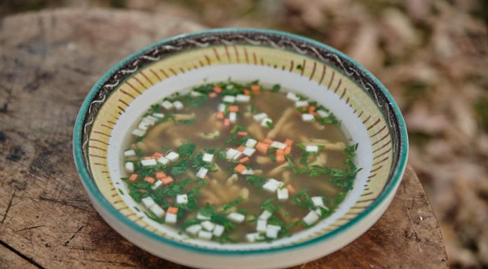 VIDEO: Rețeta săptămânii – Cooking Adventures In The Nature: Supă de pui gătită pe foc!