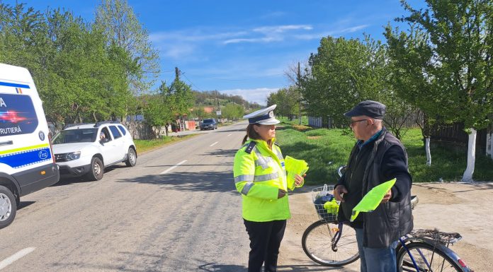 Gorj: Biciliștii din trei comune, vizați de poliție. Au primit veste reflectorizante