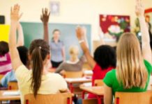 Elevii nu mai au voie cu telefoane mobile la ore