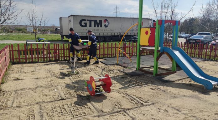 Se reabilitează locurile de joacă din Târgu-Jiu