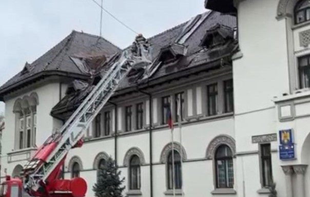 Primăria Târgu Jiu, afectată de ploi