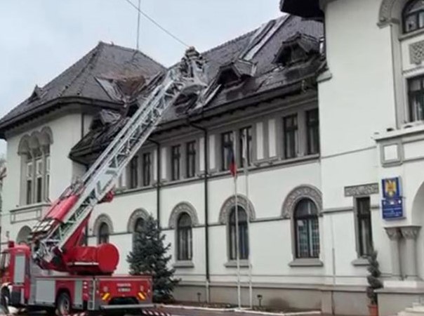 Primăria Târgu Jiu, afectată de ploi