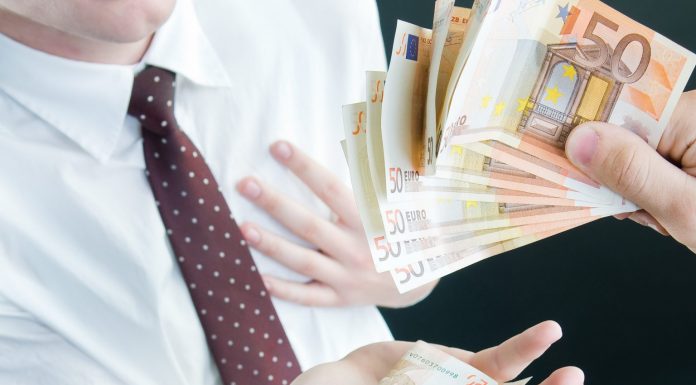 100.000 de euro, recompensă! Un om de afaceri vrea informații despre cine i-a incendiat mașina