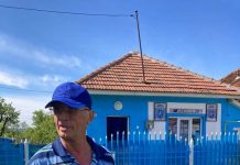 Duelul fanilor! Și-au vopsit casele în culorile echipelor pe care le iubesc!