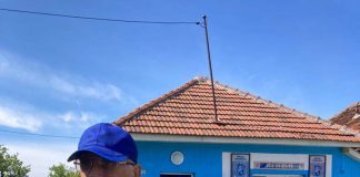 Duelul fanilor! Și-au vopsit casele în culorile echipelor pe care le iubesc!