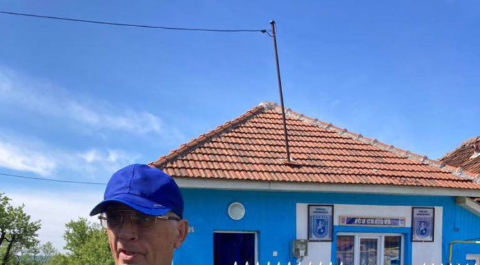 Duelul fanilor! Și-au vopsit casele în culorile echipelor pe care le iubesc!