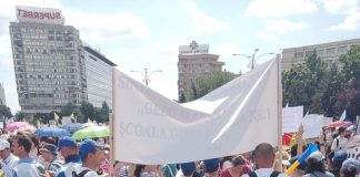 VIDEO: O profesoară de la Liceul Tehnologic Motru, presată de directorul adjunct să încheie mediile la clasa a XII-a! Cadrul didactic era la miting în București