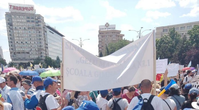 VIDEO: O profesoară de la Liceul Tehnologic Motru, presată de directorul adjunct să încheie mediile la clasa a XII-a! Cadrul didactic era la miting în București