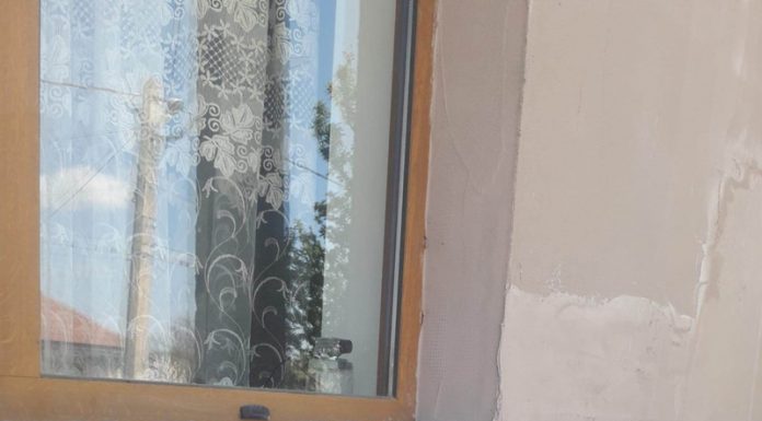 Directorul Liceului ,,Ion Mincu” din Târgu-Jiu, reclamat la poliție că își supraveghează video vecinul de vizavi