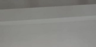 Panică în sala de clasă din cauza unei bucăți de tencuială desprinsă din tavan