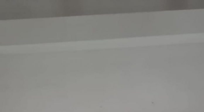 Panică în sala de clasă din cauza unei bucăți de tencuială desprinsă din tavan