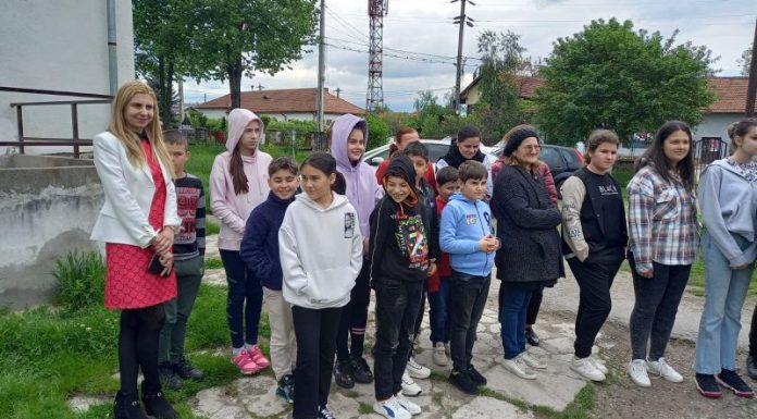 Jandarmii, în mijlocul elevilor de la Școala Gimnazială Stănești