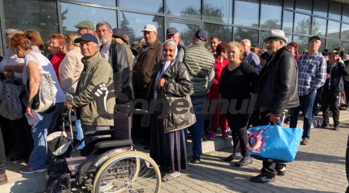 Din nou, coadă la ajutoarele alimentare de la UE! Insuficiente și de data aceasta!