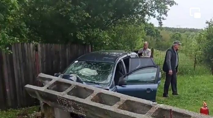 Pojogeniul fără energie electrică, după ce un șofer a rupt în două stâlpul de curent