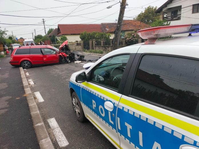 Accident la Arcani, cu victime. A intrat cu mașina în stâlp
