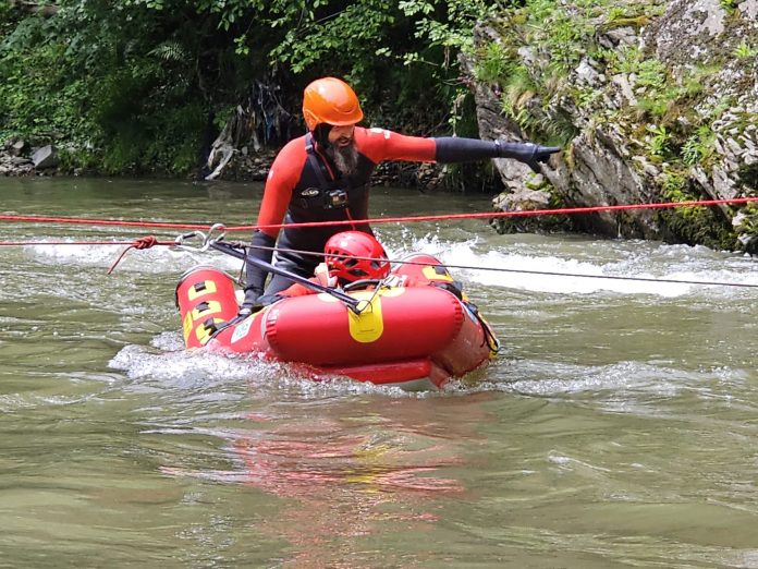 FOTO| Salvamont, exerciții de salvare acvatică în ape repezi!