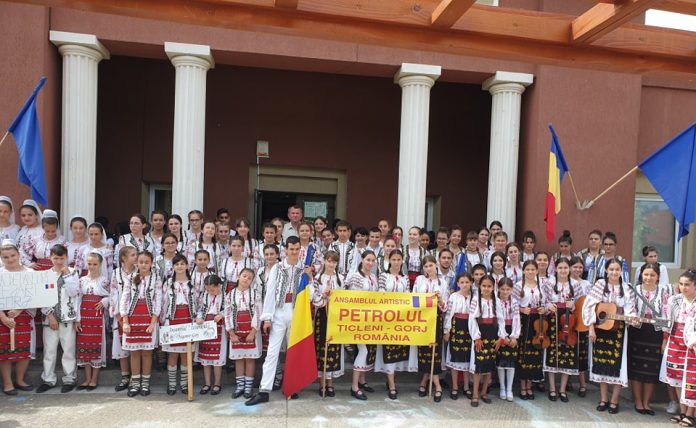 Obiceiurile și portul popular, promovate la Țicleni