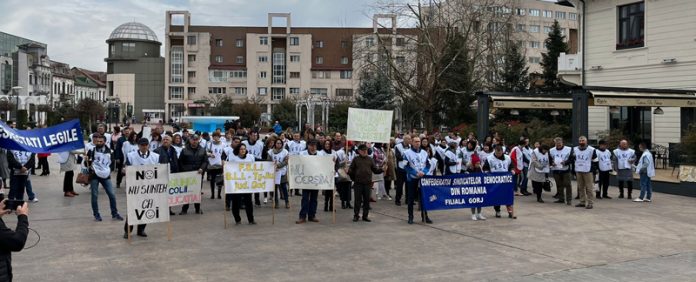 Mii de profesori gorjeni, în grevă generală – La unele colegii din Târgu-Jiu, elevii au fost anunțați că dacă vin, totuși, la școală vor fi supravegheați