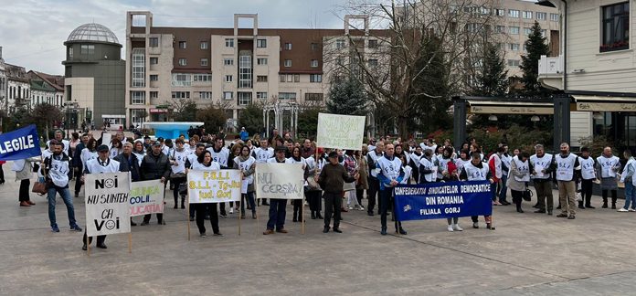 Mii de profesori gorjeni, în grevă generală – La unele colegii din Târgu-Jiu, elevii au fost anunțați că dacă vin, totuși, la școală vor fi supravegheați