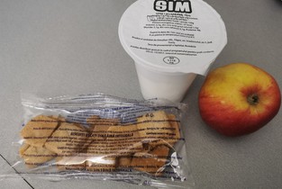 Programul ”Laptele, cornul și fructele” pentru elevi continuă