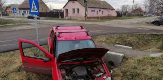 Prietenul i-a luat mașina, a intrat cu ea în șanț, apoi l-a luat la bătaie. Pedeapsa primită!